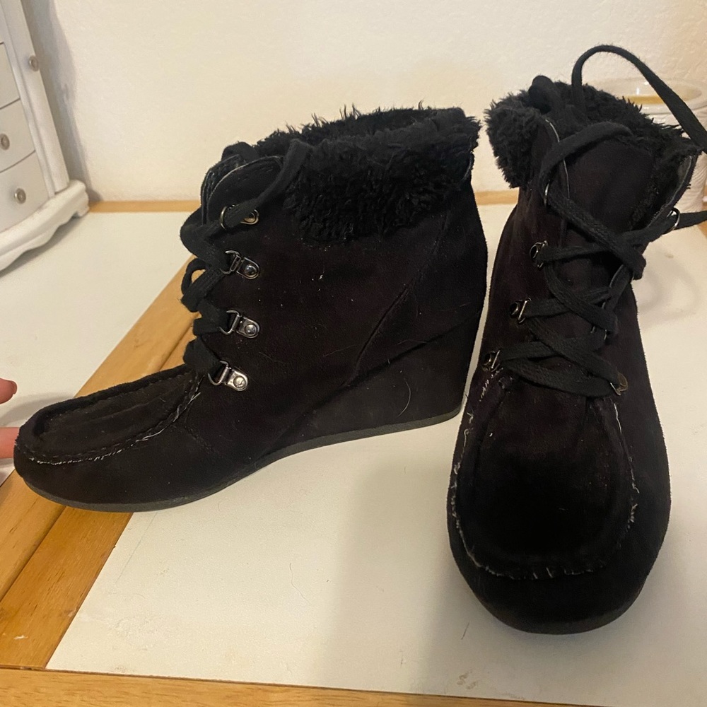 Black faux fur wedges